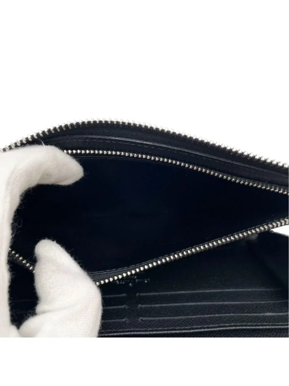 Louis Vuitton Taiga Leather Dragonne Zippy Wallet